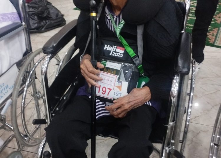 Panut Siswanto (84) pensiunan Guru STM  Medan, jemaah haji yang tergabung di Kloter 04 Embarkasi Medan.(Satunusantara news/Munawar).