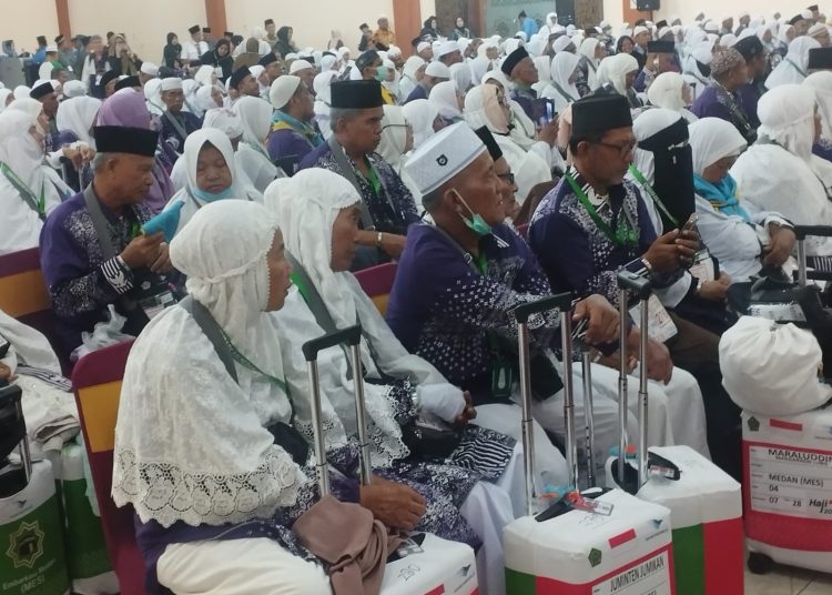 Sebanyak 359 jemaah haji dari Kloter 04 Embarkasi Medan, saat pemberangkatan ke tanah suci Mekkah dari Asrama Haji Medan.(Satunusantara news/Munawar).