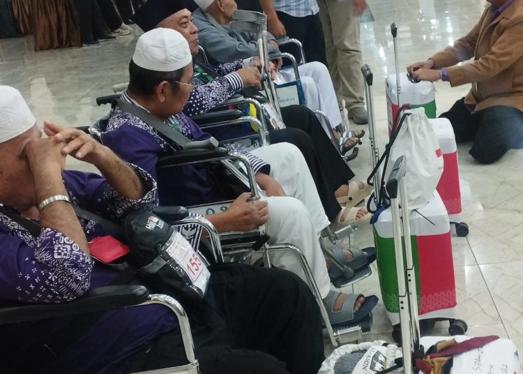 Jemaah haji lanjut usia (Lansia) yang tergabung di Kloter 03 Embarkasi Medan, berangkat ke tanah suci Mekkah dari Asrama Haji Medan.(Satunusantara news/Munawar).