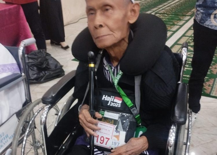 Panut Siswanto (84) jemaah haji Kloter 04 Embarkasi  Medan., saat akan berangkat ke tanah suci dari Asrama Haji  Medan. Satunusantara news/Munawar).