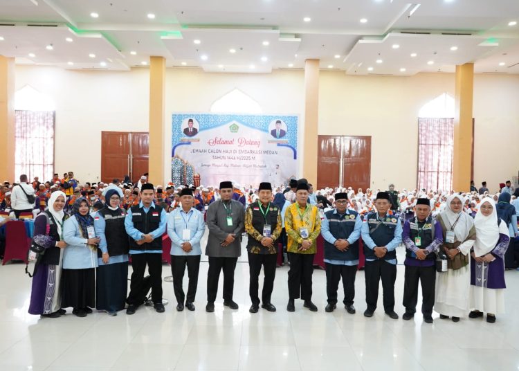 Ketua Petugas Penyelenggara Ibadah Haji (PPIH) Embarkasi Medan, H. Ahmad Qosbi (nomor enam dari kanan) saat foto bersama dengan petugas Kloter 06  Embarkasi Medan.(Satunusantara news/HO-Humas PPIH  Embarkasi Medan).