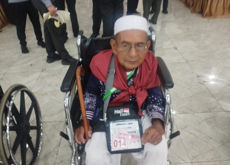 Sanuhum Lubis (83) petani karet di Kabupaten Madina,berangkat menunaikan ibadah haji ke tanah suci Mekkah. (Satunusanara news/Munawar).