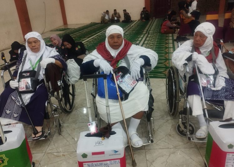Jemaah haji lanjut usia tergabung di Kloter 05 Embarkasi Medan, asal Kabupaten Madina, saat akan berangkat ke tanah suci dari Asrama Haji Medan.(Satunusantara news/Munawar).