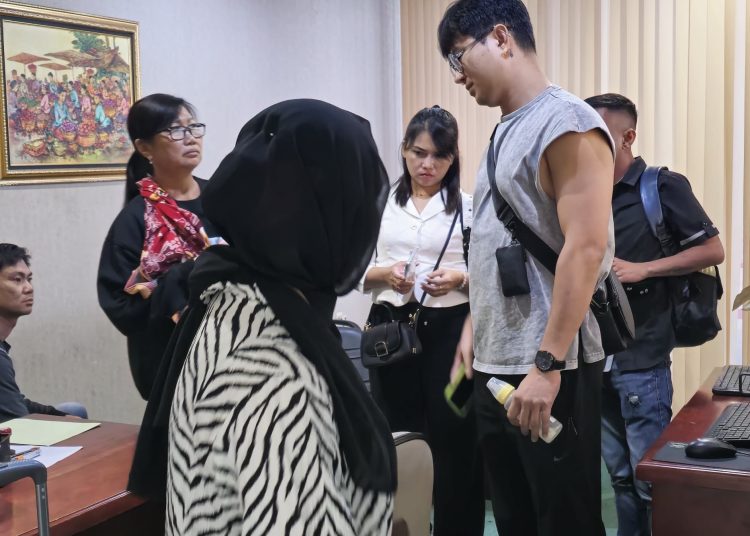 Petugas Imigrasi di TPI Bandara Kualanamu,Kabupaten Deli Serdang, berhasil menggagalkan keberangkatan enam WNI yang diduga akan bekerja secara non-prosedural di Kamboja. (Satunusantara news/HO-Kanwil Ditjen Imigrasi Sumut).