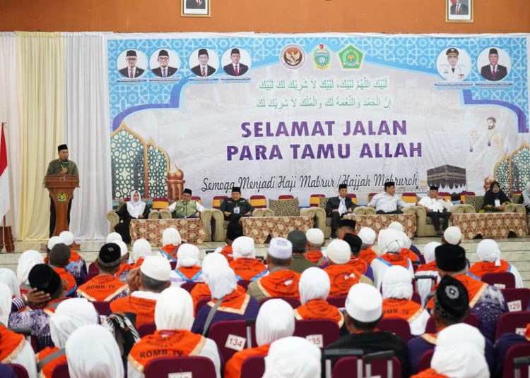 Ketua PPIH Embarkasi Medan, H.  Ahmad Qosbi, saat menyampaikan sambutan pada pemberangkatan jemaah haji Kloter 06 Embarkasi Medan asal Kabupaten Langkat di Asrama Haji Medan.(Satunusantara news/HO-Humas PPIH Embarkasi Medan).