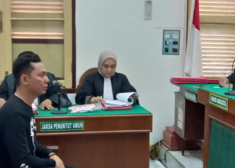 JPU pada Kejaksaan Negeri Belawan, Syarifah (kanan) saat membacakan dakwaan terhadap terdakwa  Mansyuri (34) kurir 1.000 butir pil ekstasi di PN Medan.(Satunusantara news/HO-Dokumen).