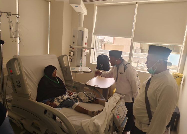Kakan Kemenag Kota Padangsidimpuan H. Erwin Kelana Nasution, bersama Wali kota Padangsidimpuan, H. Letnan Dalimunthe, saat menjenguk  jemaah haji asal Padangsidimpuan Damri Mgr Somalap (64) dari Kloter KNO 01 yang sedang dirawat di RS King Salman bin Abdul Aziz, Mekka(Satunusantara news/Humas PLN UID Sumut).