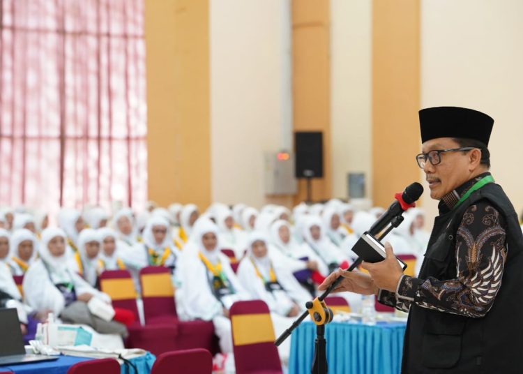 Sekretaris PPPIH Embarkasi Medan,  H. Muhammad Yunus  (kanan) saat menyampaikan sambutan di depan jemaah haji Kloter 08 Embarkasi Medan.(Satunusantara news/HO-Humas PPIH Embarkaisii Medan).