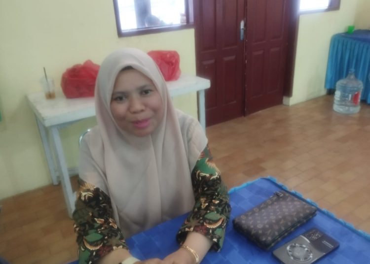 Plh Kepala Asrama Haji Medan, Zulaikha, saat memberiksn keterangan mengenai jemaah haji yang menginap di hotel Asrama Haji Medan.(Satunusantara news/Munawar).