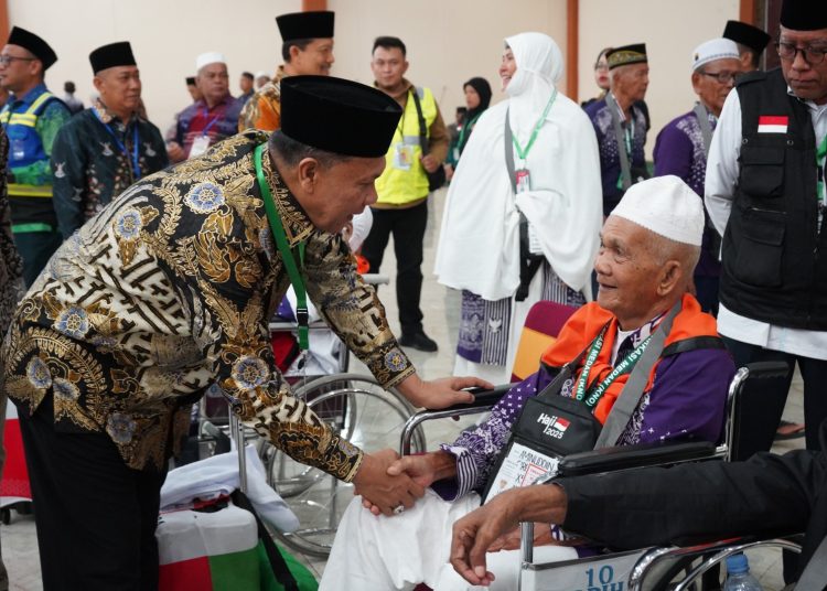 Ketua PPIH Embarkasi Medan,  H. Ahmad Qosbi (kiri) saat menyalami calon jemah haji lanjut isia yang tergabung di Kloter 07 Embarkasi Medan di  Asrama Haji Medan.(Satunusantara news/HO-Humas PPIH Embarkasi Medan).