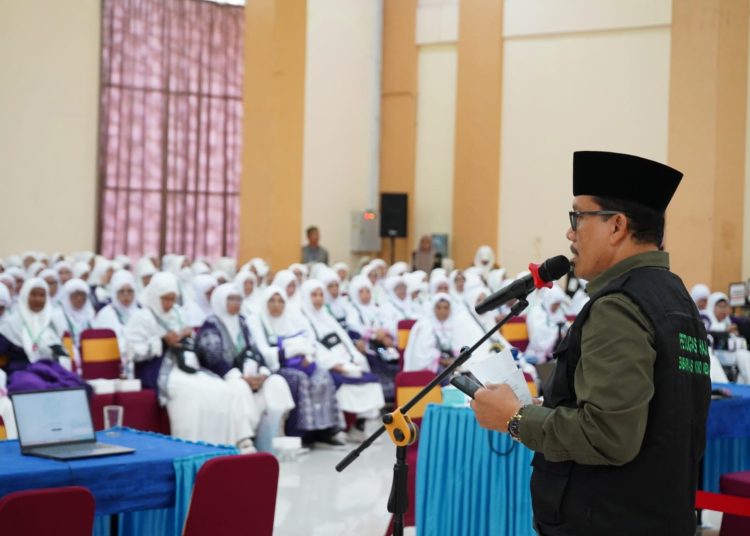 Sekretaris PPIH Embarkasi Medan, Drs.H. Muhammad Yunus, MA (kanan) saat menerima kedatangan jemaah haji Kloter 09 di  Asrama Haji Medan.(Satunusantara news/HO-Humas PPIH Embarkasi Medan).