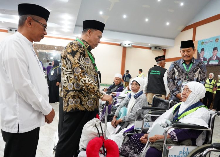 Ketua PPIH Embarkasi Medan, H. Ahmad Qosbi (tengah) ketika dialog dengan seorang jemaah haji lanjut usia yang tergabung di Kloter 08 Embarkasi Medan.(Satunusantara news/HO-Humas PPIH Embarkasi Medan).
