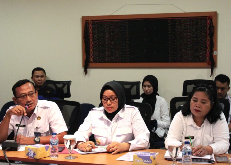 Plh Kepala Kantor Wilayah Dirjen Imigrasi Sumut, Ma’mum (kiri) saat menjelaskan kinerja mengenai imigrasi kepada Komisi  A DPRD Sumut.(Satunusantara news/HO-Kanwil Ditjen Imigrasi Sumut).