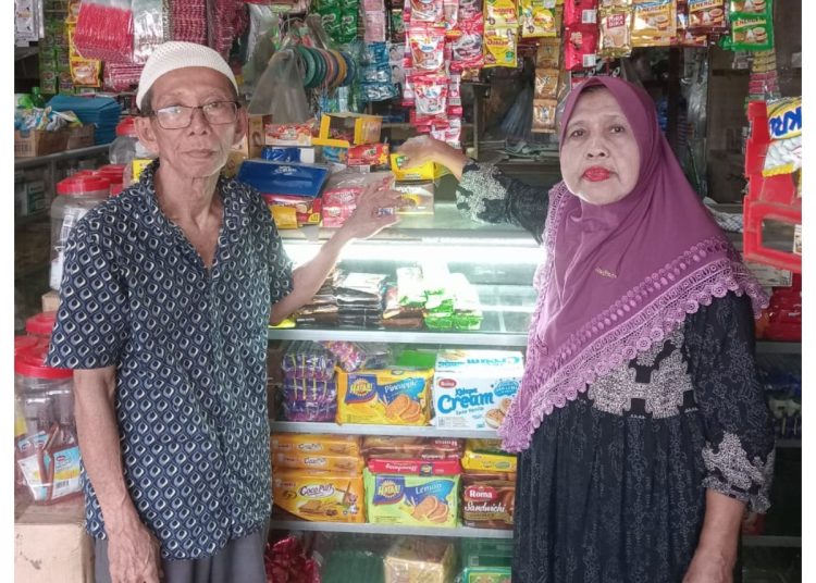Pasangan suami istri Askar Simbolon (75) dan Asniar Pasaribu (69) asal Kota Sibolga, berangkat ke tanah suci Mekkah. (Satunusantara news/HO-Humas PPIH Embarkasi Medan).