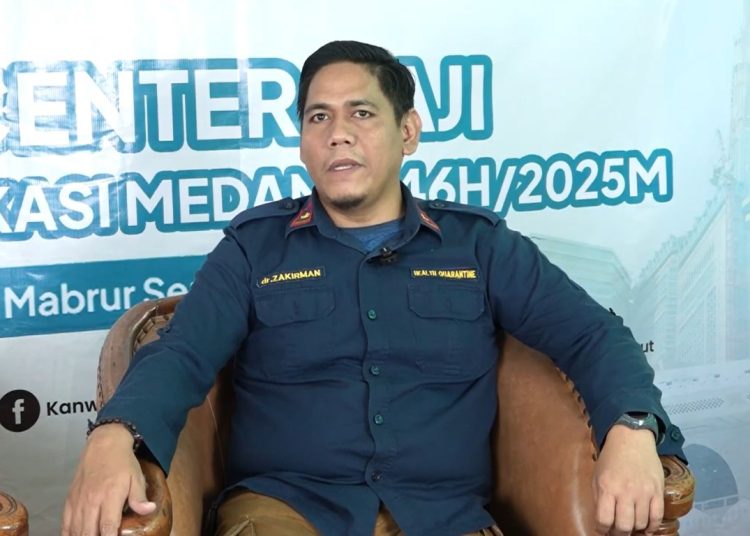 Balai Besar Kekarantinaan Kesehatan (BBKK) Medan, Dr. Zakirman,  saat menjelaskan perlunya jemaah haji menjaga kesehatan.(Satunusantara news/HO-Humas PPIH Embarkasi Medan).