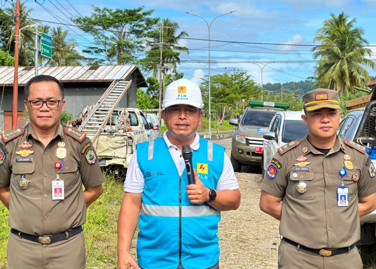 Manajer PLN UP# Nias, Leonard Tulus M.Panjaitan (tengah) saat memberikan arahan kepada Tim Gabungan Pelaksanaan  KATRIN.(Satunusantara news/HO-Humas PLN UID Sumut).