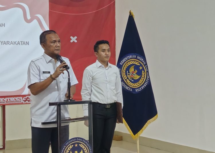 Kakanwil Ditjen  Pemasyarakatan Sumut, Yudi Suseno (kiri) saat menyampaikan pemberian remisi Hari Raya Waisak 2025.(Satunusantara news/HO-Humas PPIH Embarkasi Medan).