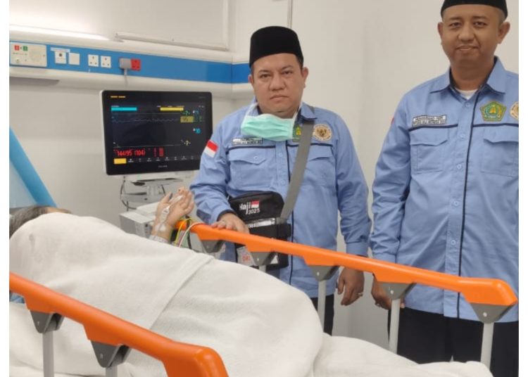 Muhammad Feri (kanan) didampingi TPIHI Facrizal (kiri) saat membesuk jemaah haji atas nama Nirzanah Hasibuan (78) Kloter 04 Embarkasi Medan nomor manifes 096 asal Kabupaten Labuhanbatu Utara, dirawat di R) Al Harom Madinah. (Satunusantara news/HO-Humas PPIH Embarkasi Medan).