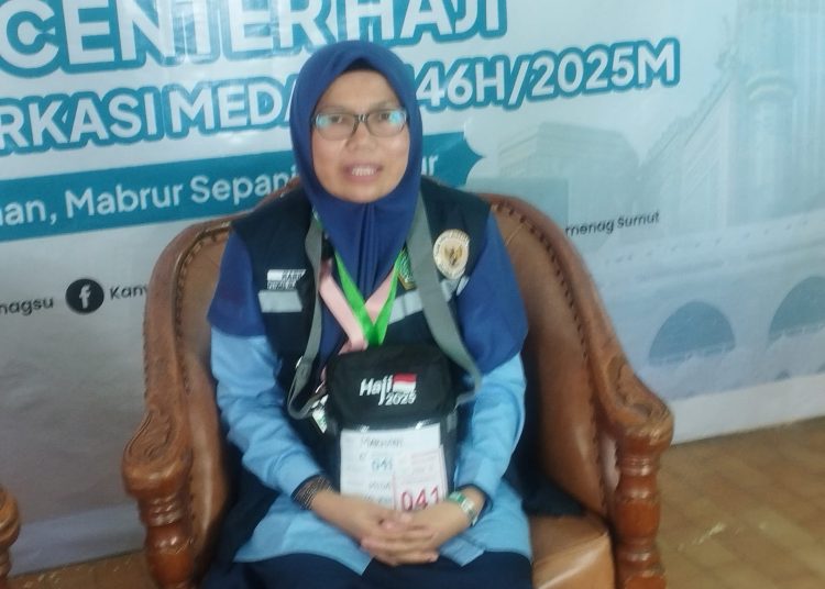 Ketua Kloter 10 Embarkasi Medan, Marhani, saat memberikan keterangan di Asrama Haji Medan.(Satunusantara news/Munawar).