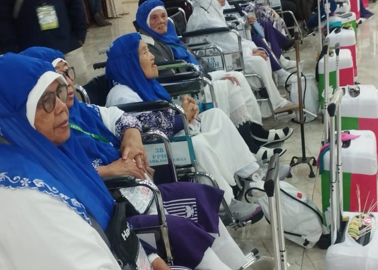 Jemaah haji lanjut usia (lansia) yang tergabung di Kloter 11 Embarkasi Medan, saat akan berangkat ke tanah suci dari Asrama Haji Medan.(Satunusantara news/Munawar).