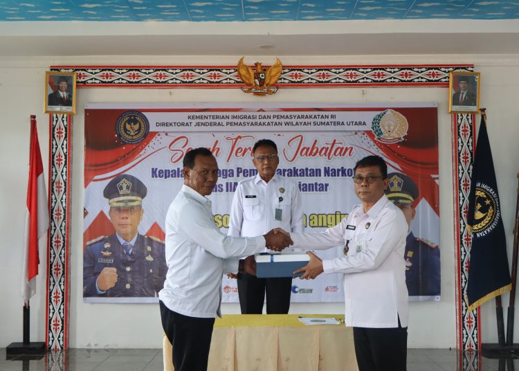 Kakanwil Ditjenpas Sumut,  Yudi Suseno (tengah) saat menyaksikan sertijab Kalapas Narkotika Kelas II Pematangsiantar ,  Robinson Perangin-angin kepada penggantinya Pujiono Slamet.(Satunusantara news/HO-Kanwil Ditjenpas Sumut).