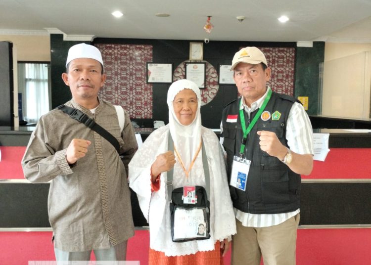 Kabid Penerimaan dan Pemberangkatan PPIH Embarkasi Medan, Ilyas Siregar (kanan) jemaah haji asal Solo Siti Yanti Sastro Yasmin (tengah) dan Pendamping ke Solo (kiri) saat di Bandara Internasional Kualanamu, Kabupaten Deli Serdang (Satunusantara news/Humas PPIH Embarkasi Medan).