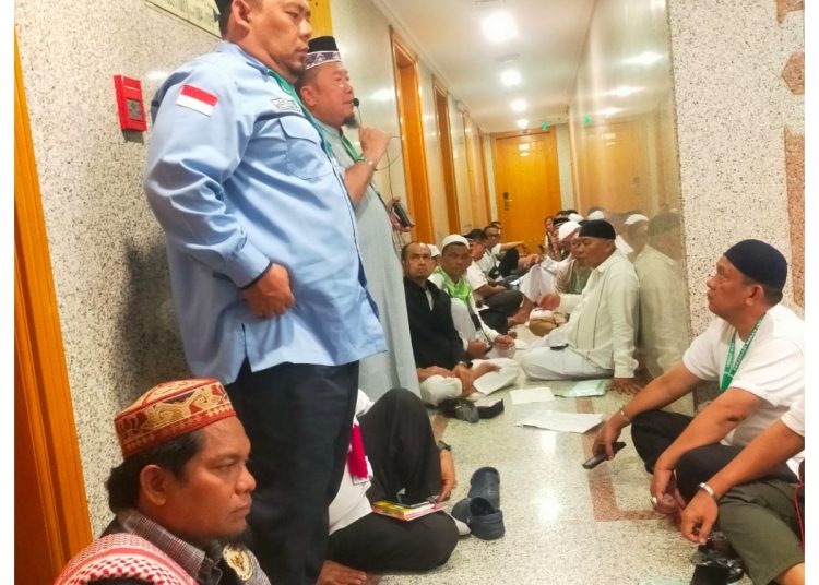 Ketua Kloter 09 Embarkasi Sumut, Muhammad Lukman Hakim Hasibuan (tengah) saat memberikan pengarahan kepada  Karu dan Karom di Hotel Shafwah Madinah.(Satunusantara news/HO-Humas PPIH Embarkasi Medan).