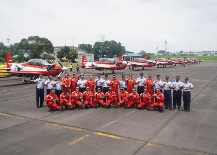 Dankosek I Medan Marsma TNI Subekti, Para Asisten Kosek I Medan, Kadisops Lanud Soewondo, Kadispers Lanud Soewondo, Kadislog Lanud Soewondo, Kadispotdirga Lanud Soewondo, serta sejumlah pejabat jajaran Lanud, ikut menyambut kedatangan  Tim JAT di Lanud Soowondo.(Satunusantara news/HO- Penerangan Lanud Soewondo).