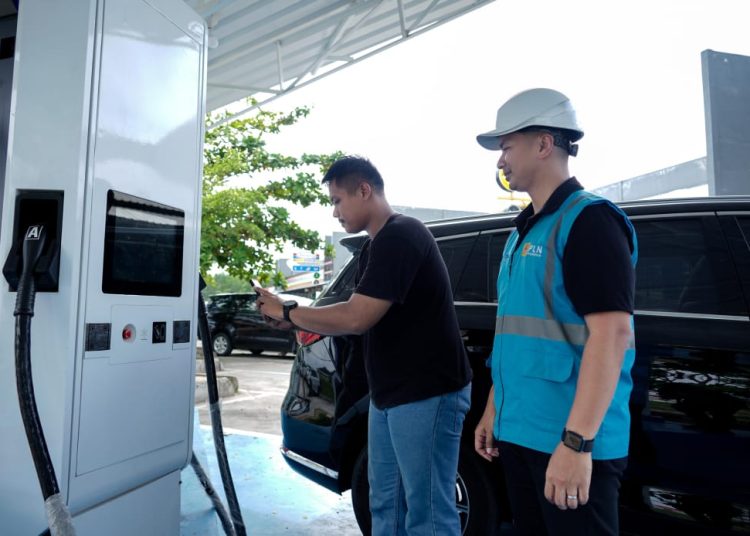 Petugas PLN mendampingi pengguna kendaraan listrik saat melakukan pengisian baterai pada SPKLU.(Satunusantara news/HO-Humas PLN UID Sumut).