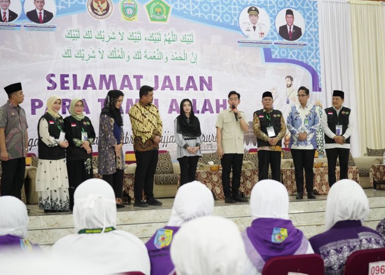 Wakil Presiden RI, Gibran Rakabuming Raka (nomor empat kanan) saat menyampaikan  sambutan di depan jemaah haji Kloter 12 di Asrama Haji Medan.(Satunusantara news/HO-Humas PPPIH Embarkasi Medan).