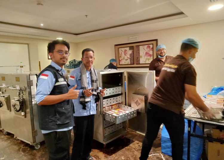 Ketua  Kloter 08 KNO Medan, Syakhrim Harahap,  saat memantau langsung distribusi konsumsi jemaah haji di Kota Madinah, untuk memastikan semua jemaah mendapatkan makanan yang layak dan cukup. (Satunasantara news/HO-Humas PPIH Embarkasi Medan).