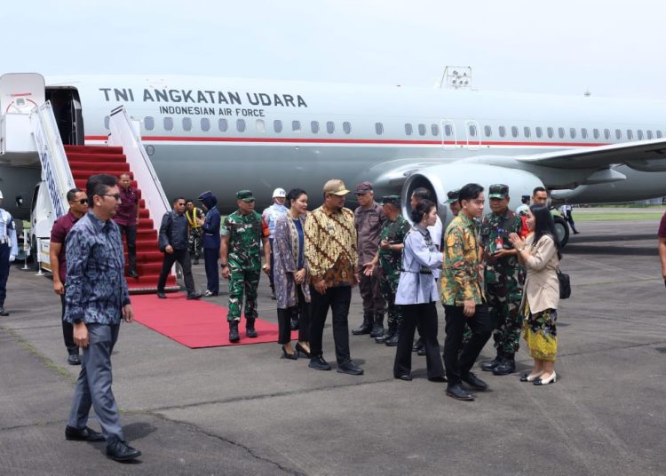 Pangdam I/BB,  Mayjen TNI Rio Firdianto (lima kanan) saat menyambut kedatangan Wakil Presiden RI Gibran Rakabuming Raka, saat tiba di Lanud Soewondo Medan.(Satunusantara news/HO-Pendam I/BB).
