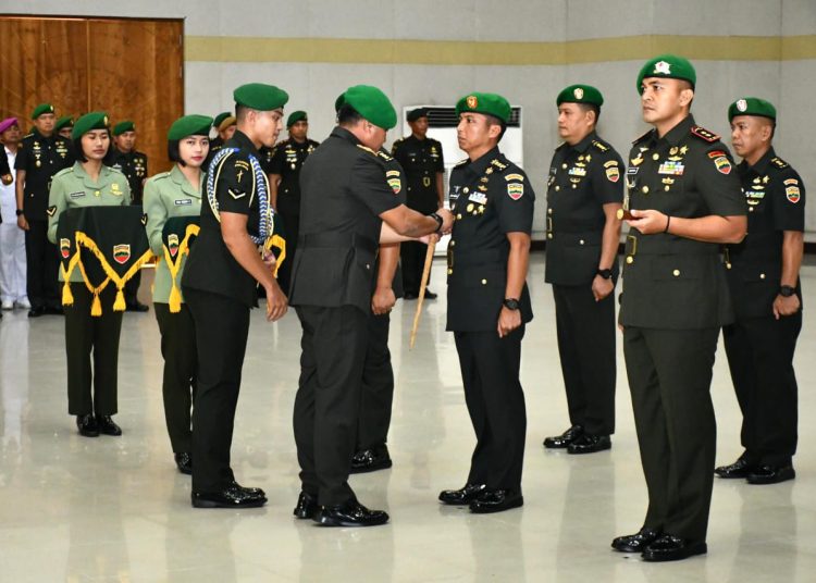 Pangdam I/BB, Mayjen TNI Rio Firdianto (kiri) saat memimpin sertijab tiga jabatan strategis di lingkungan Kodam I/BB, yakni Aspers Kasdam I/BB, Komandan Yonif 121/Macan Kumbang, dan Komandan Yonkav 6/Naga Karimata, di Makodam I/BB (Satunasantara news/HO-Pendam I/BB).