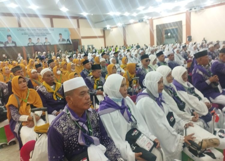Sebanyak  359 jemaah calhaj Kloter 12 Embarkasi Medan,  ketika diberangkatkan ke tanah suci, dari Aula 1 Madinatul Hujjaj Asrama Haji Medan.(Satunusantara news/Munawar).