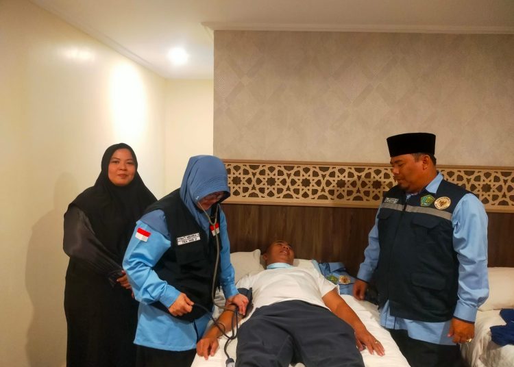 Ketua Kloter 09 Embarkasi Medan, Muhammad Lukman Hakim Hasibuan (anan) saat memantau kondisi kesehatan jemaah haji yang berada di Hotel Safwa Madina.(Satunusantara news/HO-Humas PPIH Embarkasi Medan).