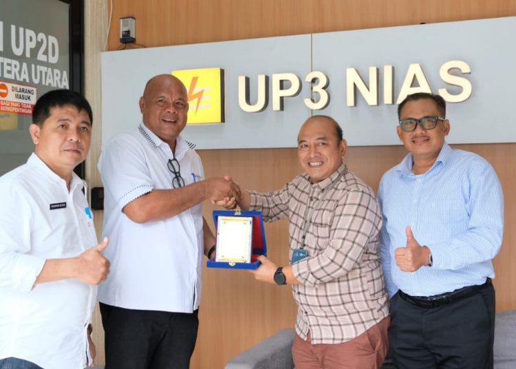 Manajer PLN UP3 Nias, Leonard Tulus M. Panjaitan, (dua kanan) bersama Manajer PLN UID Sumut Agus Kuswardoyo (satu kanan) saat menyerahkan cendramata kepada Bupati Nias Utara,Bupati Nias Utara, Amizaro Waruwu, di kantor PLN UP3  Nias.(Satunusantara news/Humas PLN UID Sumut).