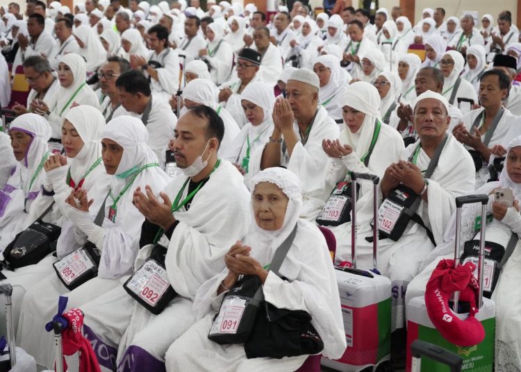 Jemaah Calhaj Kloter 13 Embarkasi Medan berangkat dari Asrama Haji Medan ke tanah suci Mekkah,  sudah menggunakan kain ihram.(Satunusantara news/HO-Humas PPIH Embarkasi Medan).