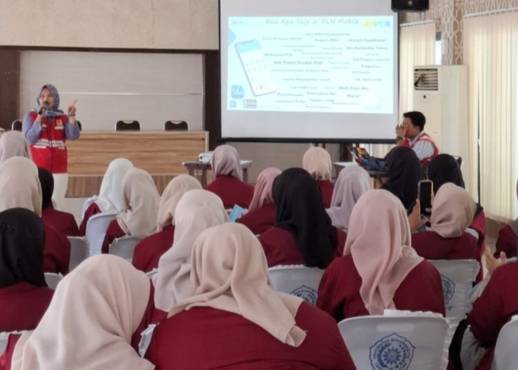 Tim ULP Sidimpuan Kota , saat menjelaskan fitur-fitur yang dapat digunakan pada PLN Mobile kepada mahasiswa Universitas Muhammadiyah Tapsel.(Satunusantara news/HO-Humas PLN UID Sumut).