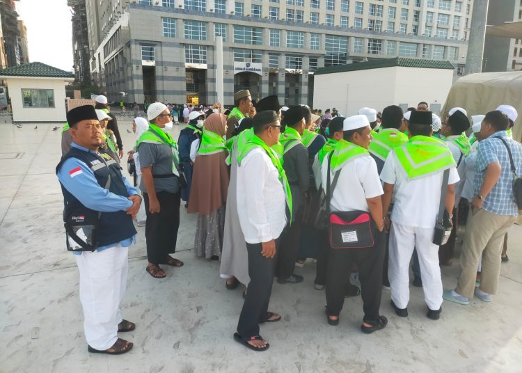 Jemaah Kloter 09 KNO Medan melaksanakan wisata rohani di seputaran Masjid Nabawi, Kota Madinah, yang dipandu oleh dua pembimbing ibadah Profesional dari unsur  KBIH Al Ustadz H. Ikhwan Syah Nasution dan Tim TPIHI H.Sori Monang Rangkuti. (Satunusantara news/HO-Humas PPIH Embarkasi Medan).