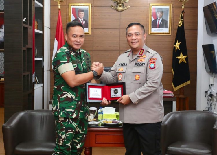 Pangdam I/BB,  Mayjen TNI Rio Firdianto (kiri) saat menyerahkan cendramata kepada Kapolda Kepri  Irjen Pol Asep Safrudin, di Markas Polda Kepri.(Satunusantara news/HO-Kapendam I/BB).