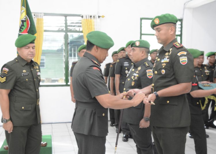 Danrem 023/KS Kolonel Inf Jansen P. Nainggolan (tengah) saat menyerahkan tongkat komando kepada Dandim 0210/TU Letkol Kav Ronald Tampubolon.(Satunusantara neww/HO-Penrem 023/KS).