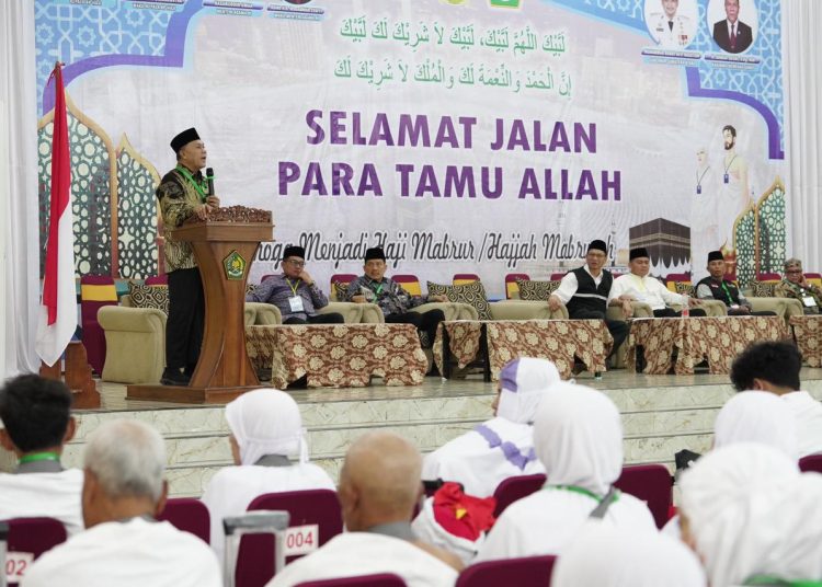 Ketua PPIH Embarkasi Medan H. Ahmad Qosbi (kiri) saat menyampaikan asambutan ketika melepas keberangkatan jemah Calhaj Kloter 14 di Asrama Haji Medan.(HO-Humas PPIH Embarkasi Medan).