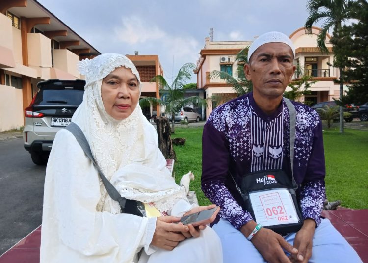 Pasangan suami istri. Fadli Hariadi dan Ardiah, penjual  goreng pisang asal Kabupaten Sergai, berangkat menunaikan ibadah haji ke Tanah Suci.(Satunusantara news/HO-Humas PPIH Embarkasi Medan).