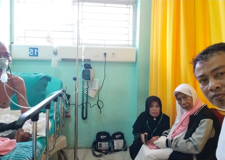 Kusnan Kasan (kiri)  jemaah haji asal Embarkasi Solo, saat dirawat di RSUD Amri Tambunan Lubuk Pakam, Kabupaten Deli Serdang.(Satunusantara news/HO-Humas PPIH Embarkasi Medan).