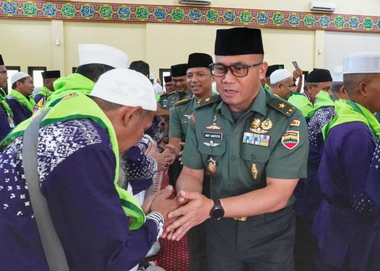 Kasdam I/BB,  Brigjen TNI Arif Hartoto (kanan) saat  melepas keberangkatan 69 jemaah Calhaj darii KBIHU Kodam I/BB ke Tanah Suci, dari Masjid Taqwa Makodam I/BB.(Satunusantara news/HO-Pendam I/BB).