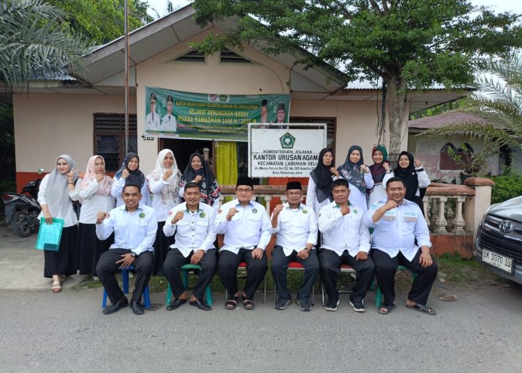Kepala Seksi Bimbingan Masyarakat Islam, H. Mulia Banurea S.Ag, M.Si (tiga dari kanan) saat foto bersama dengan pegawai  Kantor KUA Kecamatan Labuhan Deli.(Satunusantara news/HO-Humas Kanwil Kemenag Sumut).