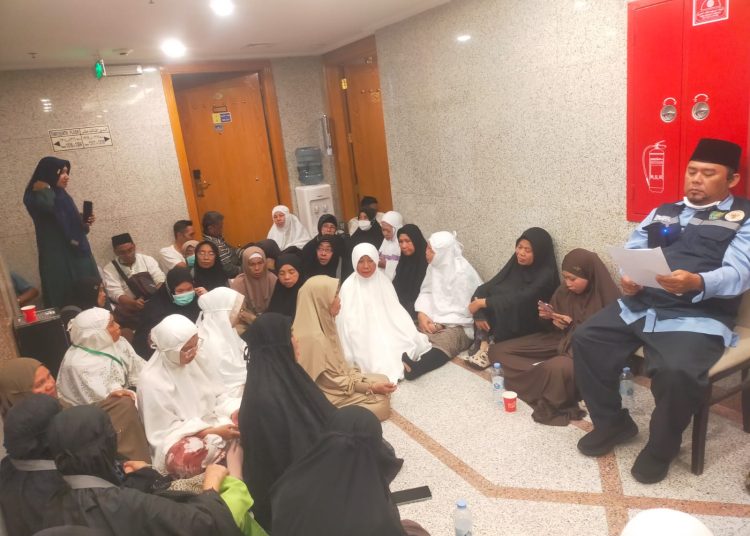 Ketua Kloter 09 KNO, M.Lukman Hakim Hasibuan (kanan) saat, melakukan persapan pra keberangkatan dengan mengumpulkan para jemaah haji di lantai 10 Hotel Shofwat Al Madinah.(Satunusantara news/HO-Humas PPIH Embarkasi Medan).