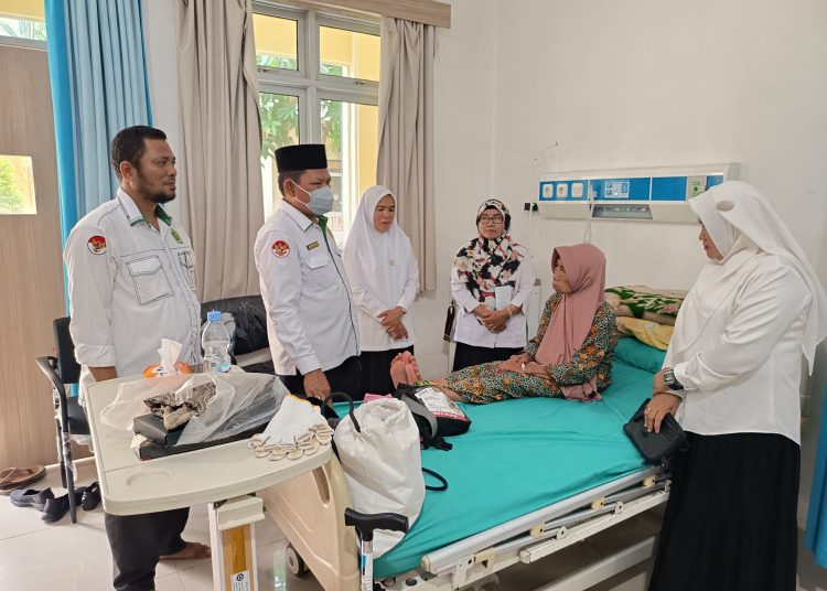 Kakankemenag Kabupaten Deli Serdang, H. Saripuddin Daulay (tengah) saat memantau kondisi kesehatan Kusnan Kasan (86) jemaah haji asal Embarkasi Solo yang dirawat di Ruangan Sakura 5 RSUD Amri Tambunan Deli Serdang(Satunusantara news/HO-Humas PPIH Embarkasi Medan).