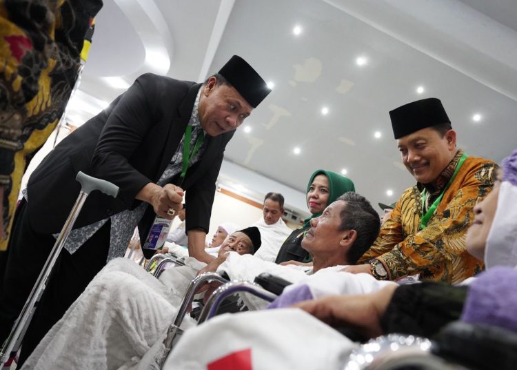 Ketua PPIH Embarkasi Medan H. Ahmad Qosbi (kiri) saat dialog dengan jemaah haji lanjut usia yang tergabung di Kloter 15 Embarkasi Medan.(Satunusantara news/HO-Humas PPIH Embarkasi Medan).