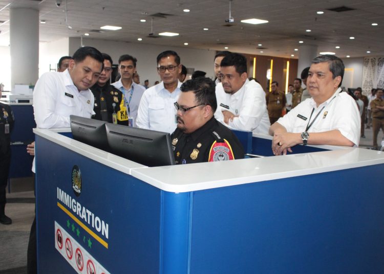 Gubernur Sumut, Bobby Afif Nasution (dua kanan) didampingi  Kakanwil Ditjen Imigrasi Sumut, Teodorus Simarmata (satu kanan) saat saat meninjau langsung fasilitas Pelayanan Keimigrasian di Bandara Internasional Kualanamu, Kabupaten Deli Serdang.(Satunusantara news/HO-Humas Kanwil Ditjen Imigrasi Sumut).